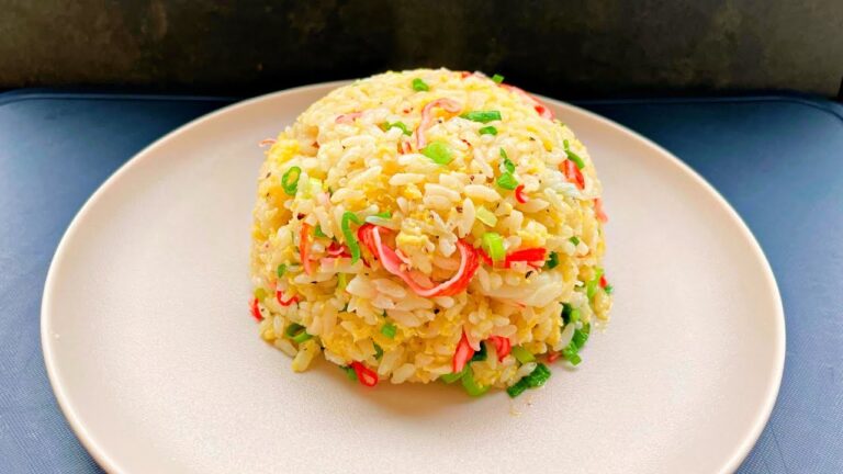 【一人暮らしにオススメ料理】超簡単パラパラチャーハンの作り方！狭いキッチンでも5分で作れるヤバいレシピ