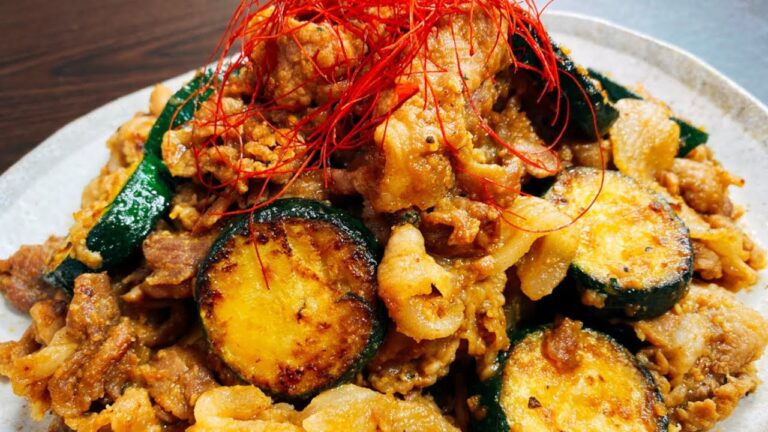 この旨さ…肉以上。【秘伝のみそダレで炒めるだけ】野菜が主役♪『ズッキーニと豚小間のやみつき炒め』