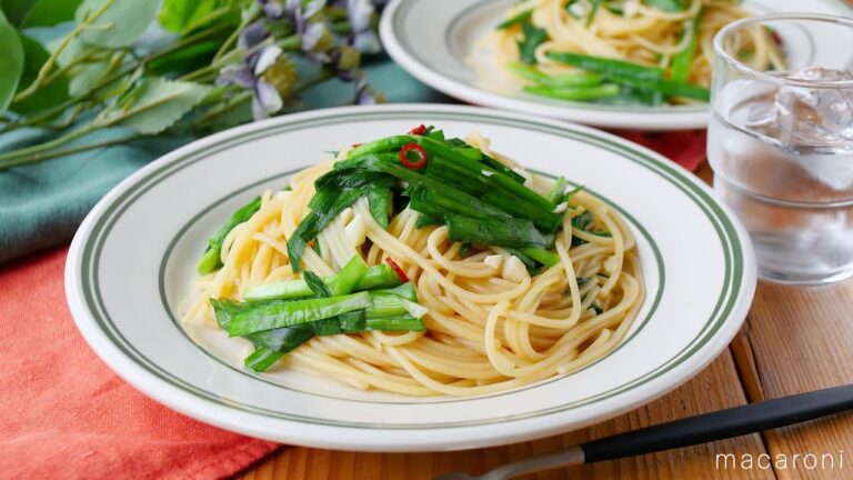 【ニラたっぷりペペロンチーノ】ニラの風味が食欲そそる！パパッとランチにおすすめ♪｜macaroni（マカロニ）
