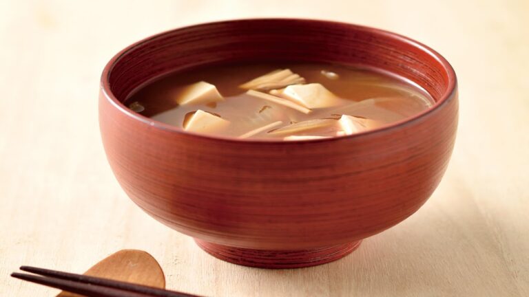 えのき・たまねぎ・豆腐の赤だし味噌汁の作り方。
