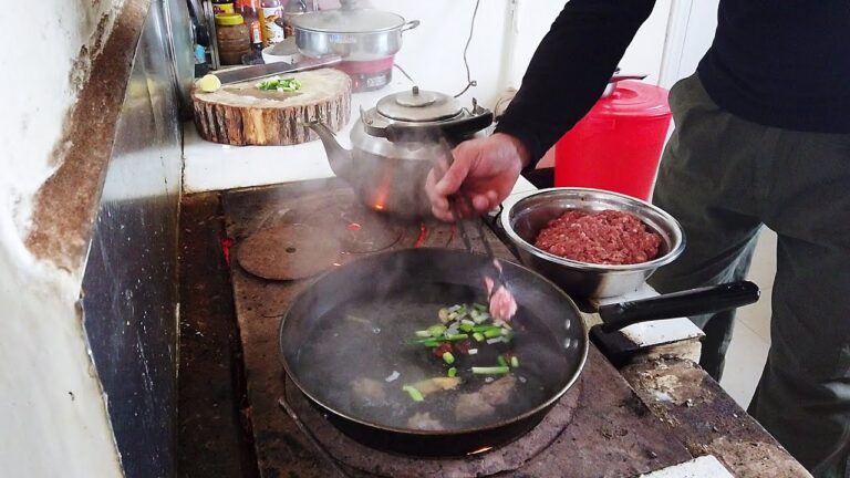 羊肉丸子汤配上手把肉，这样做能好吃吗？Mutton ball soup handles the meat by hand, is it delicious?