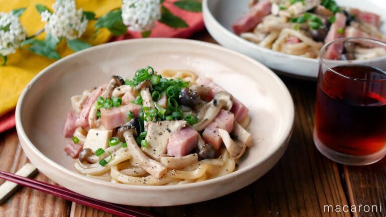 【きのこのバターしょうゆうどん】レンジで簡単！きのことバターの旨味たっぷり♪｜macaroni（マカロニ）