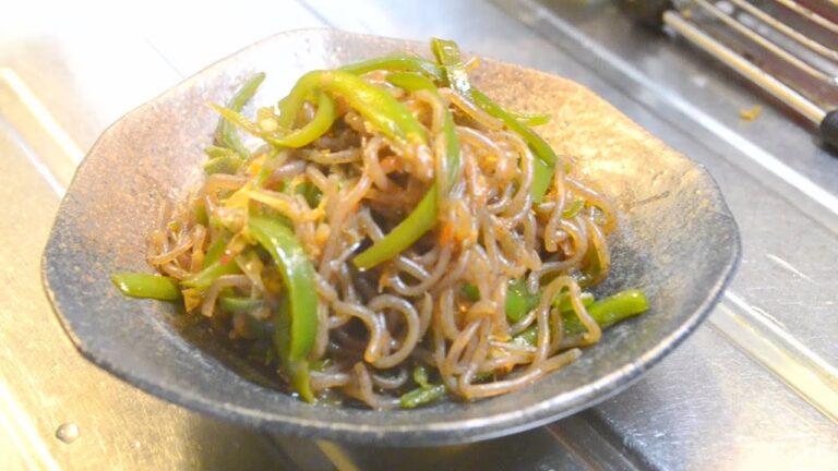手軽にできてご飯もすすむ、ピーマンと糸蒟蒻のピリ辛炒めの作り方　　How to make stir-fried sweet green pepper and konnyaku noodles