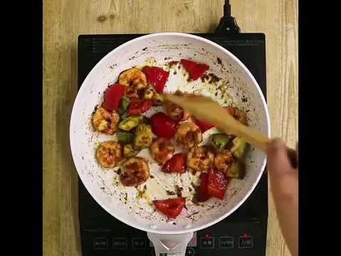 食感も楽しいひと皿 アボカドとえびのピリ辛炒め ｜ moguna[モグナ]