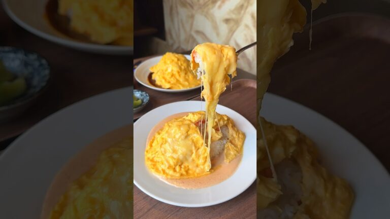 明太子をたっぷり挟んだチーズオムライス！半熟オムレツを作るフライパンさばきはまさに職人技【馳走おがた：福岡久留米】