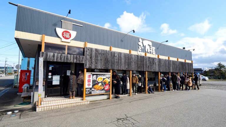 工業地帯にポツンと爆量カツカレーうどん！働く男達の胃袋を満たす行列うどん屋に密着