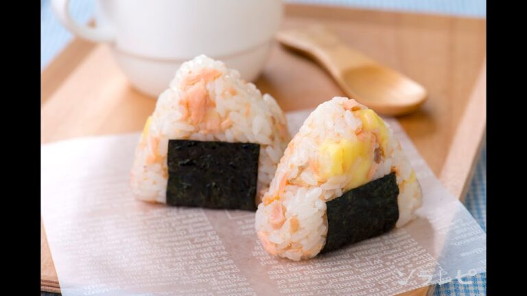 数秒でわかる「鮭とチーズのおむすび」の作り方