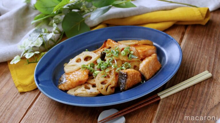【れんこんと鮭の甘酢炒め】食感が楽しい！夕飯のメインおかずに♪｜macaroni（マカロニ）