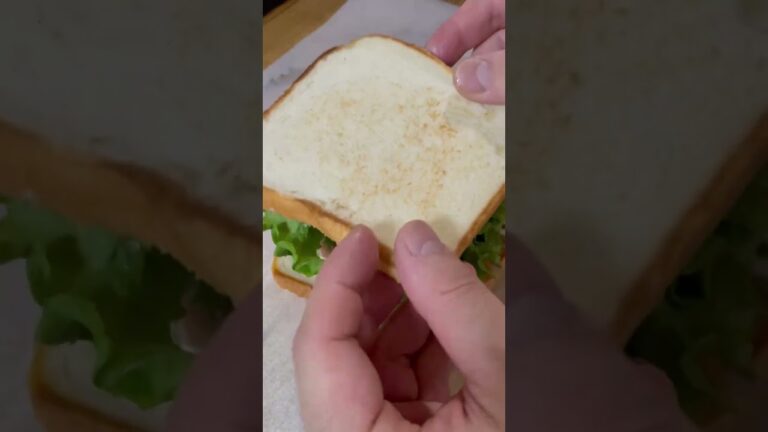 コンビニ惣菜で作るごぼうサラダとグリルチキンのサンド#shorts