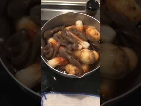 里芋、こんにゃく、ちくわの煮しめを作る