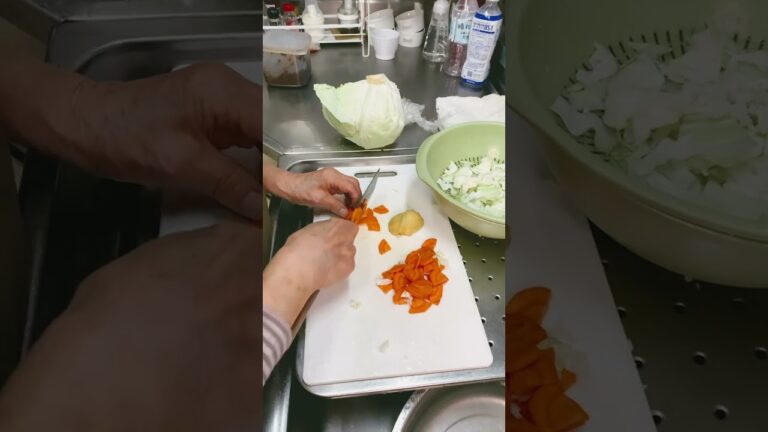 おばあちゃんの今朝の味噌汁は人参🥕、ジャガイモ🥔、キャベツ