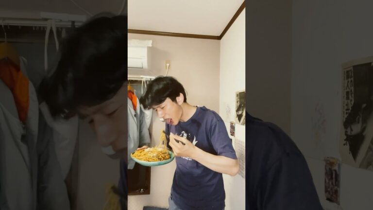 【セブン最強】オリーブ鯖缶と生トマトのパスタ豆乳仕立て。　#shorts  #food  #セブンイレブン  #オリーブ　#鯖缶