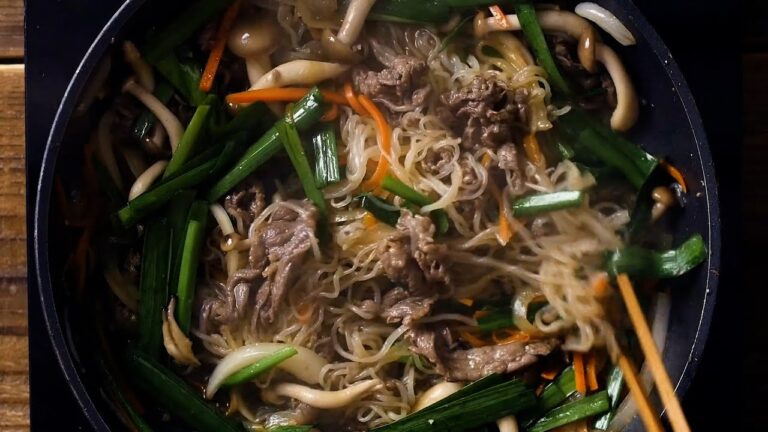 【しらたきチャプチェ】ヘルシーおかず！焼肉のたれで簡単味付け♪｜macaroni（マカロニ）