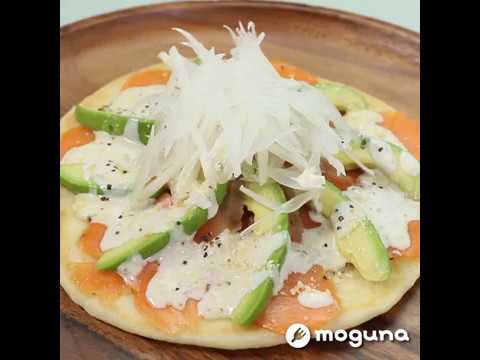 サーモンとアボカドが相性抜群 サーモンとアボカドのサラダピザ ｜ moguna[モグナ]