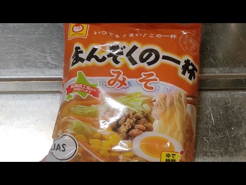 手鍋一つで作る味噌キャベツもやしウインナー玉子ラーメン（うまい）