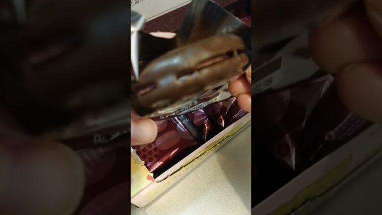 チョコパイ苺ティラミス味食べてみた #shorts #お菓子