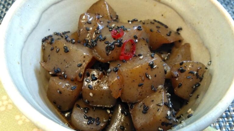 コンニャクの甘辛煮。コンニャクだけあれば作れるお料理。