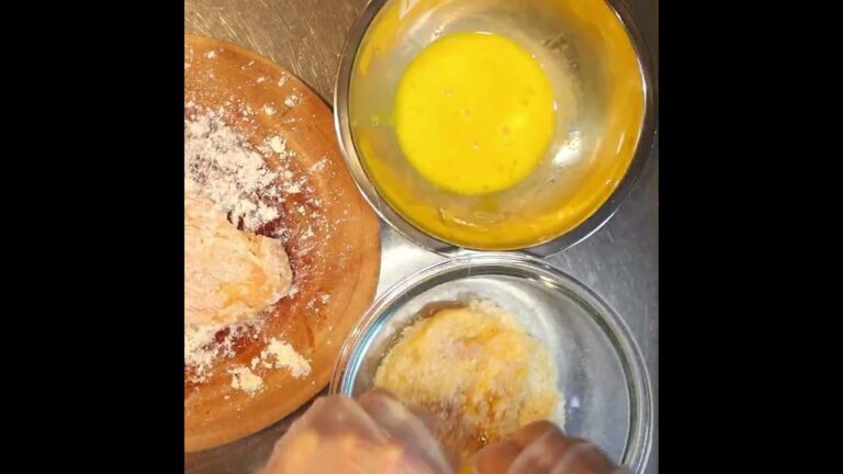 【鶏ささみのミラノ風カツレツ】鶏ささみを薄く伸ばしてチーズ入りのパン粉をたっぷり付けてカリッと香ばしく焼いたミラノ風カツレツの作り方