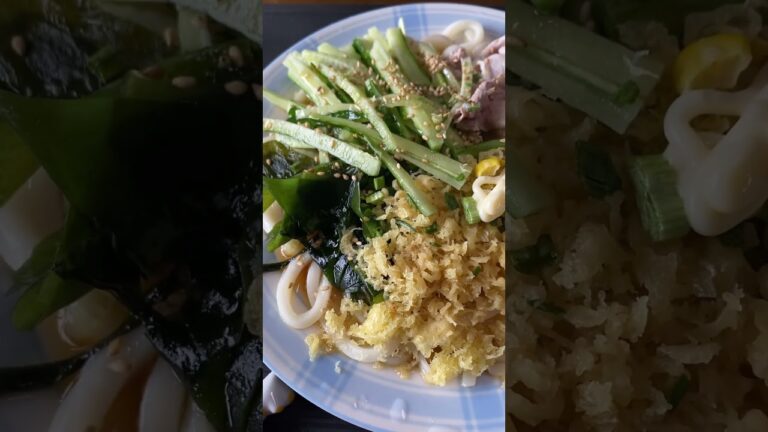 朝ごはん&お昼ごはんは冷やしたぬきなのかサラダうどんなのかわからない冷たいうどん。♯おうちごはん♯猫と一緒♯茶トラ♯ランチ♯冷凍讃岐うどん