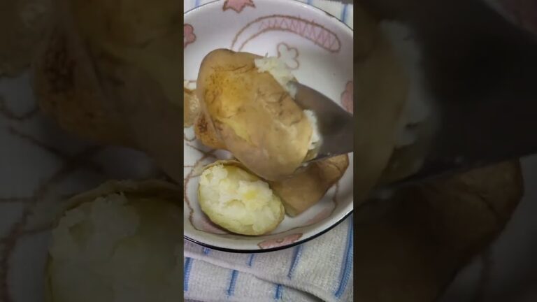 ポテトサラダを作るのが手間だなんて誰が言っているの。電子レンジを使えばとっても簡単に美味しく出来るんだよ。スーパーのポテトサラダを買うななんてもう言わせない。だってこの方法なら買わなくてすむんだ😋