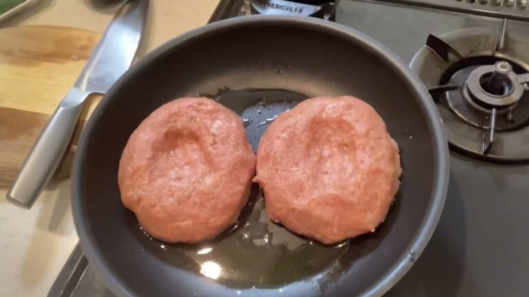 【特大ハンバーグ】作りました。生パン粉でしっとり〜。