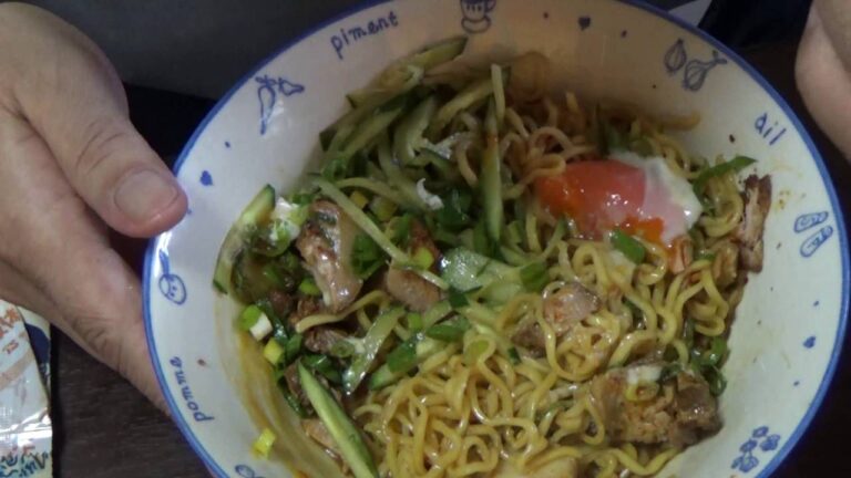 [頑固おやじの一人飯]マルちゃん正麺ごまだれ冷やし アレンジ桃屋食べるラー油で冷やし担々麺
