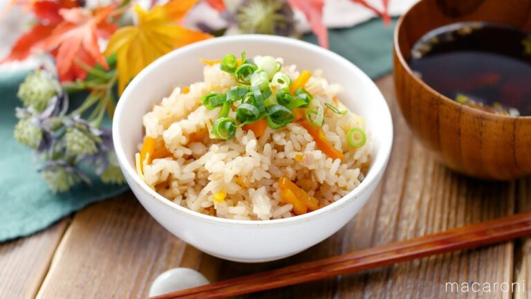 【にんじんの炊き込みご飯】にんじんをまるごと1本！ツナの旨みと相性抜群♪｜macaroni（マカロニ）