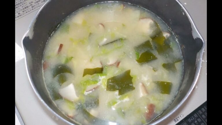 じゃがいも&わかめのお味噌汁、作って食べてます。
