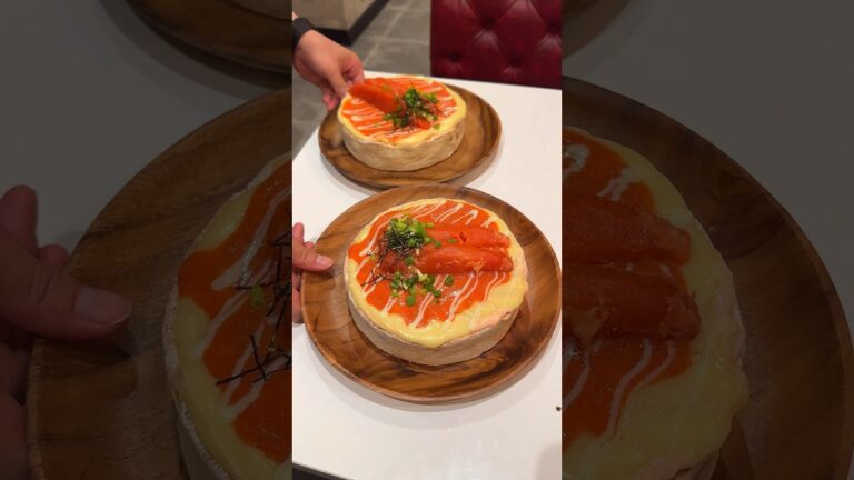 明太子を丸ごと2本乗せたシカゴピザ！中に明太パスタも潜ませた明太子好きのための逸品【ARK2nd：東京新宿】