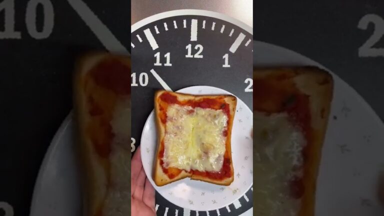 トマトバジルソースを食パンに塗ってとろけるスライスチーズを乗せた高カロリートースト【KALDI×コストコ】#shorts