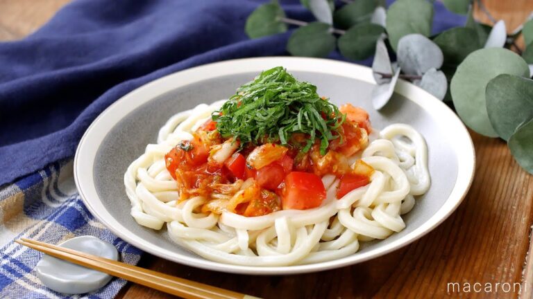 【トマトキムチだれの冷やしうどん】さっぱりピリ辛！暑い日におすすめ♪｜macaroni（マカロニ）