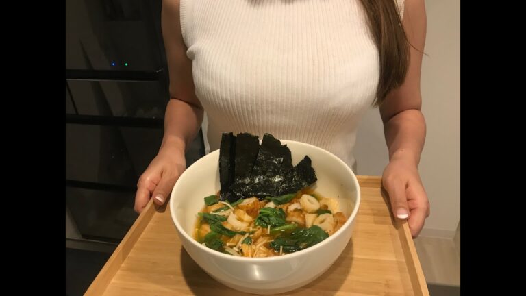 【巨乳娘の簡単料理】レンジでできる簡単キムチピリ辛スープ【楽痩せレンチンスープ | ダイエット | 家ごはん】