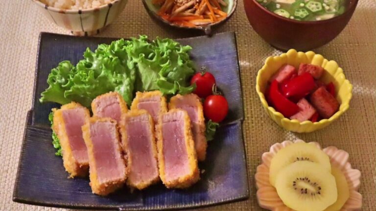 【料理】マグロのレアカツ・豆腐とオクラの味噌汁・きんぴらごぼう・パプリカとスパムの炒め物
