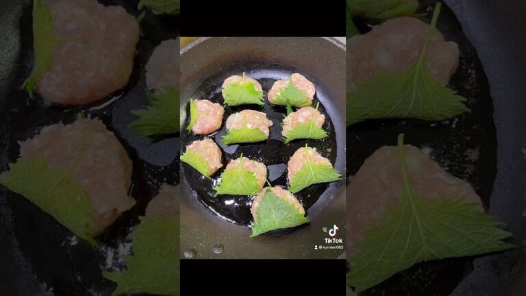 鶏ムネ肉で節約☆ヘルシー☆つくね。作り方は大葉6枚か7枚鶏むね一枚玉ねぎ2／1個パン粉大さじ2塩胡椒少々鶏ガラ小さじ1ごま油適量。すきなドレシングかステーキソースかけてたべてねぇチャンネル登録よろしく