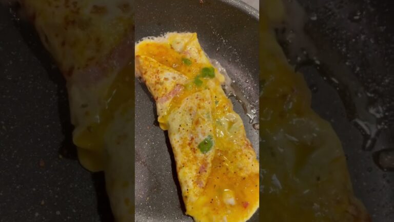 オムレツ　たまご好きな人へ　　ベーコン、ピーマン、玉ねぎ入り　粉チーズのコクたまらない