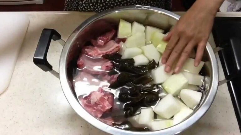 冬瓜と豚肉(ソーキ)煮込み料理Winter melon and pork stew