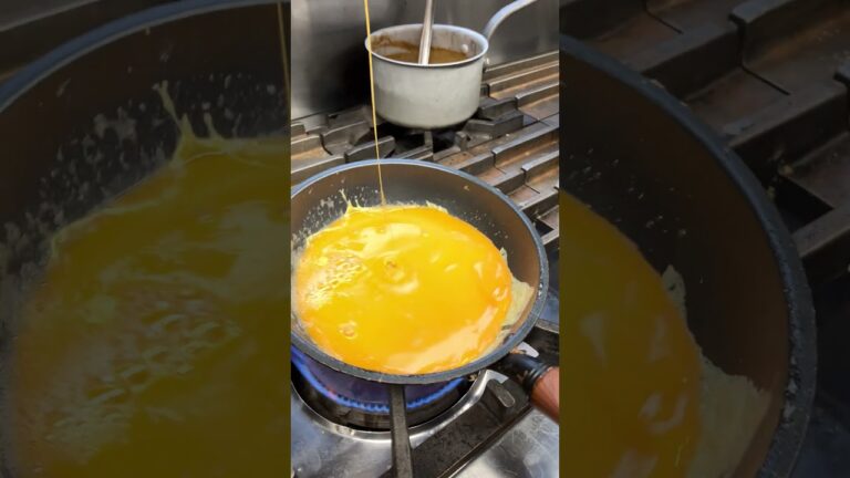 デミグラスソースたっぷり！半熟トロトロオムライス【eggg Cafe】