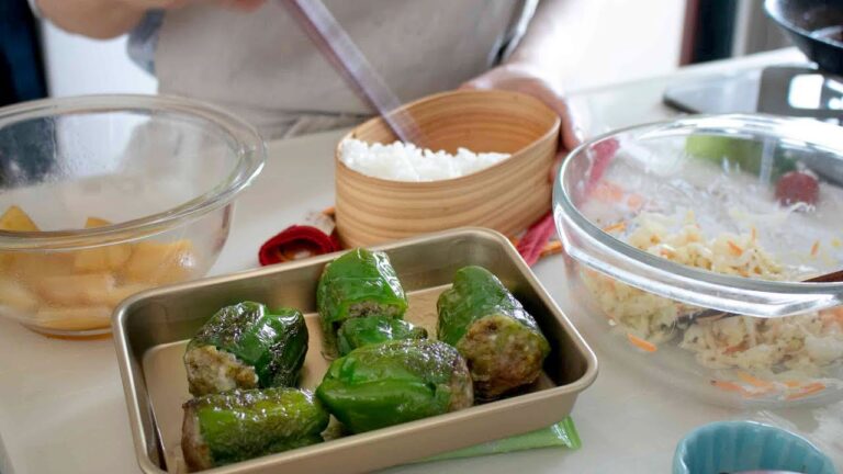 【お弁当作り】旦那がめっちゃ気に入った！丸ごとピーマンの肉詰め弁当bento＃888