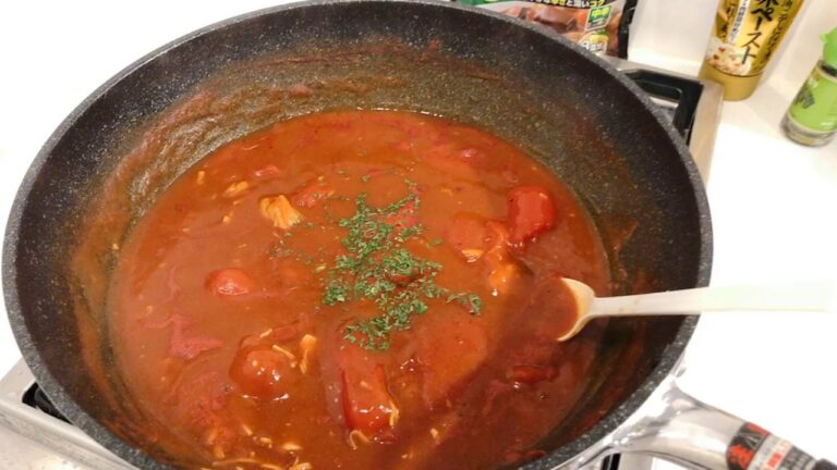 【超簡単】即席ズボラ飯！トマト缶とささみで作る、トマトカレーの料理動画【ひとり暮らし用ズボラ飯】
