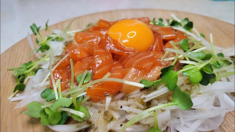 サーモンと新玉ねぎで焼肉風味のサラダ!詳しくは概要欄へ。