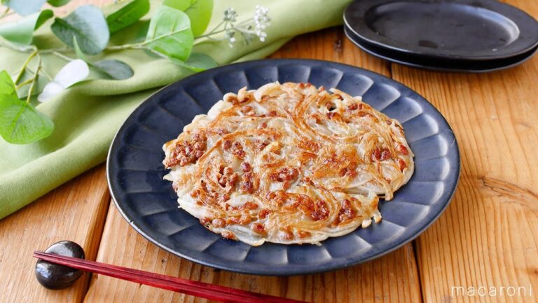 【納豆と玉ねぎのもちもち焼き】材料3つを混ぜて焼くだけ！納豆の香りがクセになるひと品♪｜macaroni（マカロニ）
