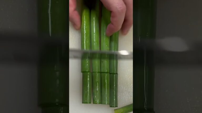 ニンニクの芽を切る【ニンニクの芽の炒め煮】