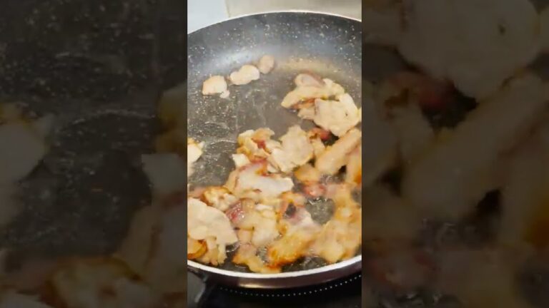 【飯テロ】豚肉が自身の油でカリカリに揚がっていくだけの20秒【節約】