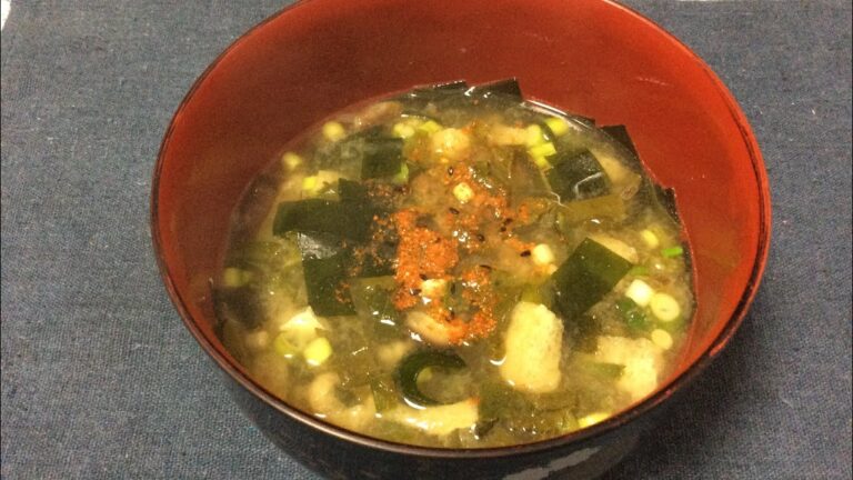 大根の葉 油揚げ 椎茸 ミョウガ ネギの具沢山味噌汁