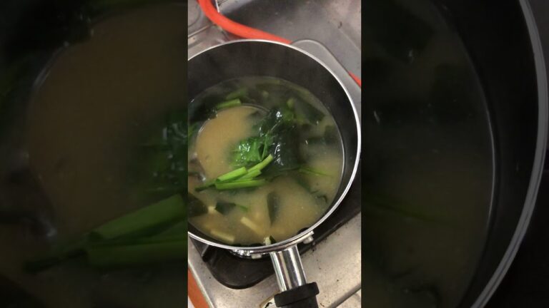 この映像は小松菜の味噌汁が非常に美味であることを示しています #Shorts