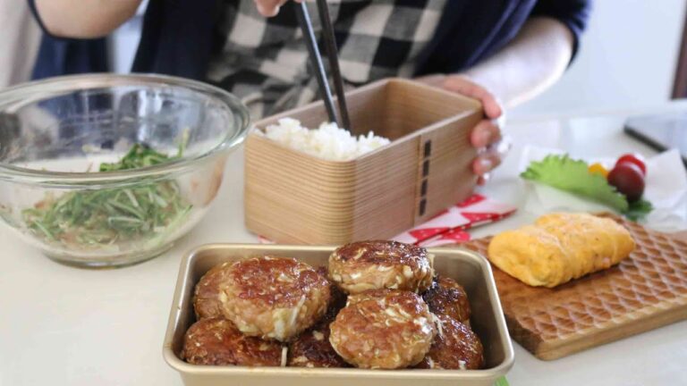 【お弁当作り】シャキフワで食べすぎてるよ！春キャベツたっぷりつくね＃879