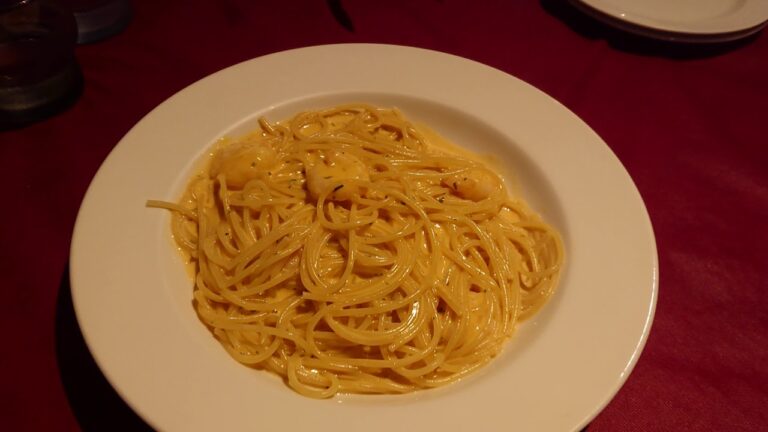 新宿「ブラーボ」のえびクリームパスタとマルゲリータ