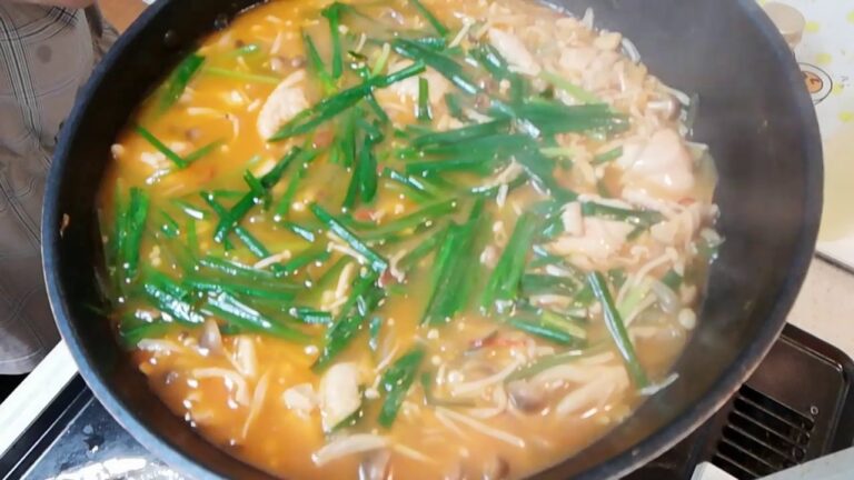 【アラフィフおでぶの料理】鶏肉ときのこのピリ辛スープを作る！☺️