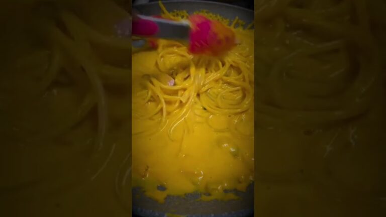 ハロウィンらしいかぼちゃのクリームパスタを作ってみた！　　How to make pumpkin cream pasta ！　#shorts