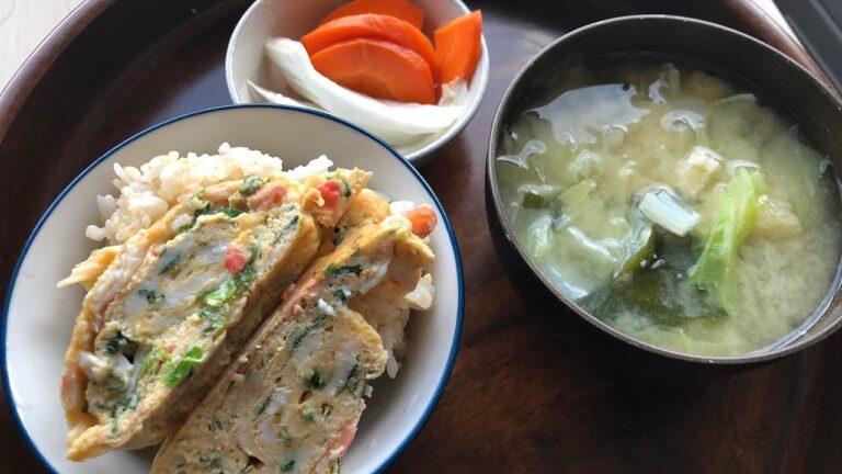 カニカマとほうれん草のだし巻き卵とご飯と味噌汁とぬか漬け朝食